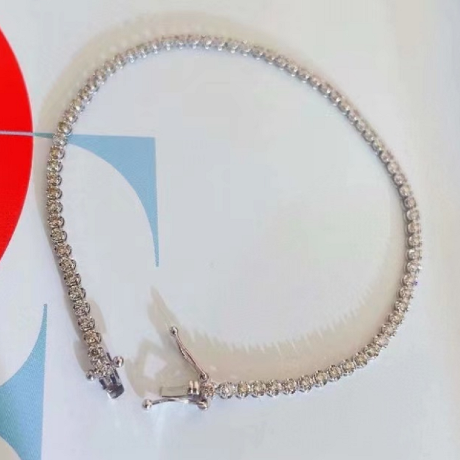 Diamond bracelet full detail view